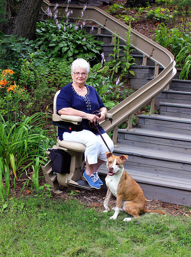 Elite Outdoor Curved stairlift Lady with dog